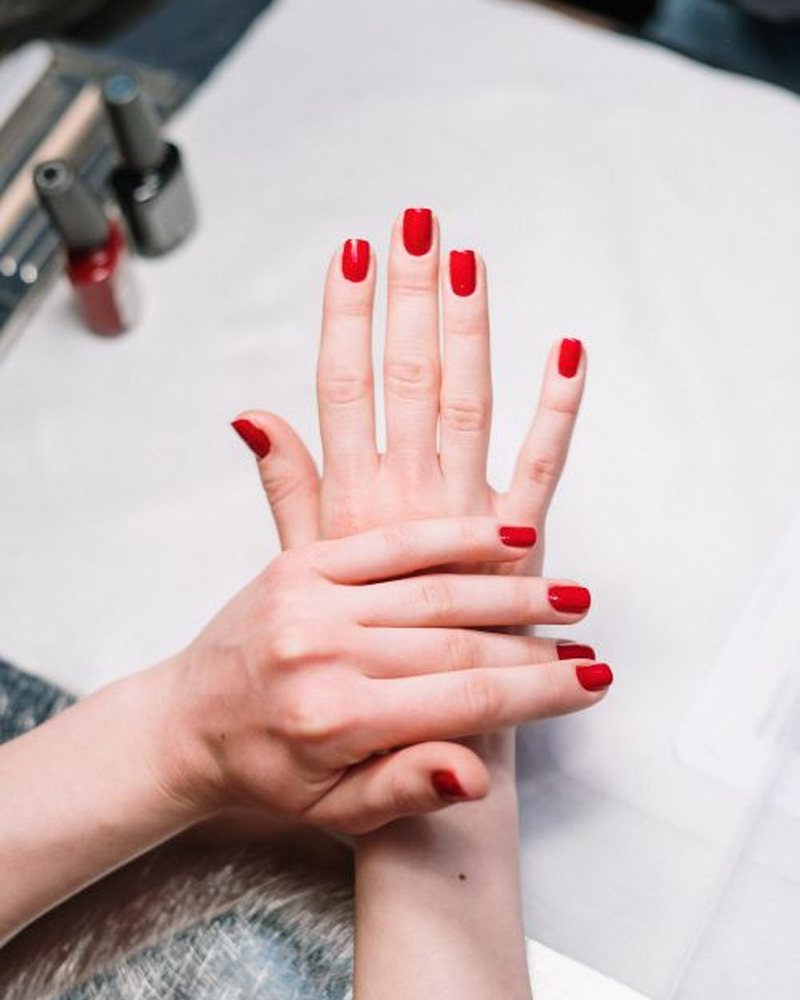 فرم مربع نرم کلاسیک و لاک‌ژل قرمز یاقوتی از ریشه — لاین کاشت، لمینت و طراحی تخصصی ناخن